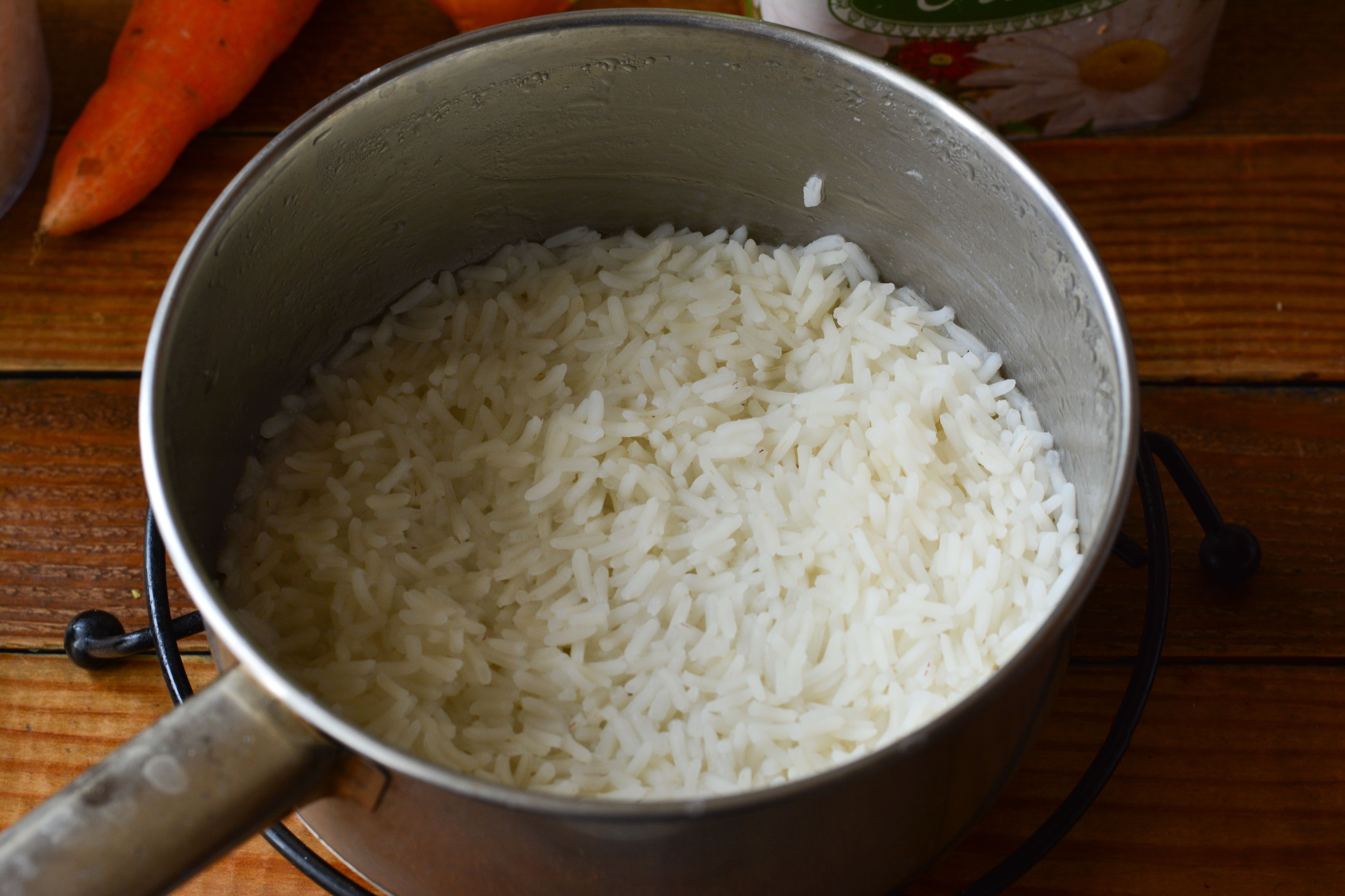 Блюда из вареного риса. Рис с капустой. Рис отваренный на сковороде. Отварить рис. Простой рецепт риса на сковороде