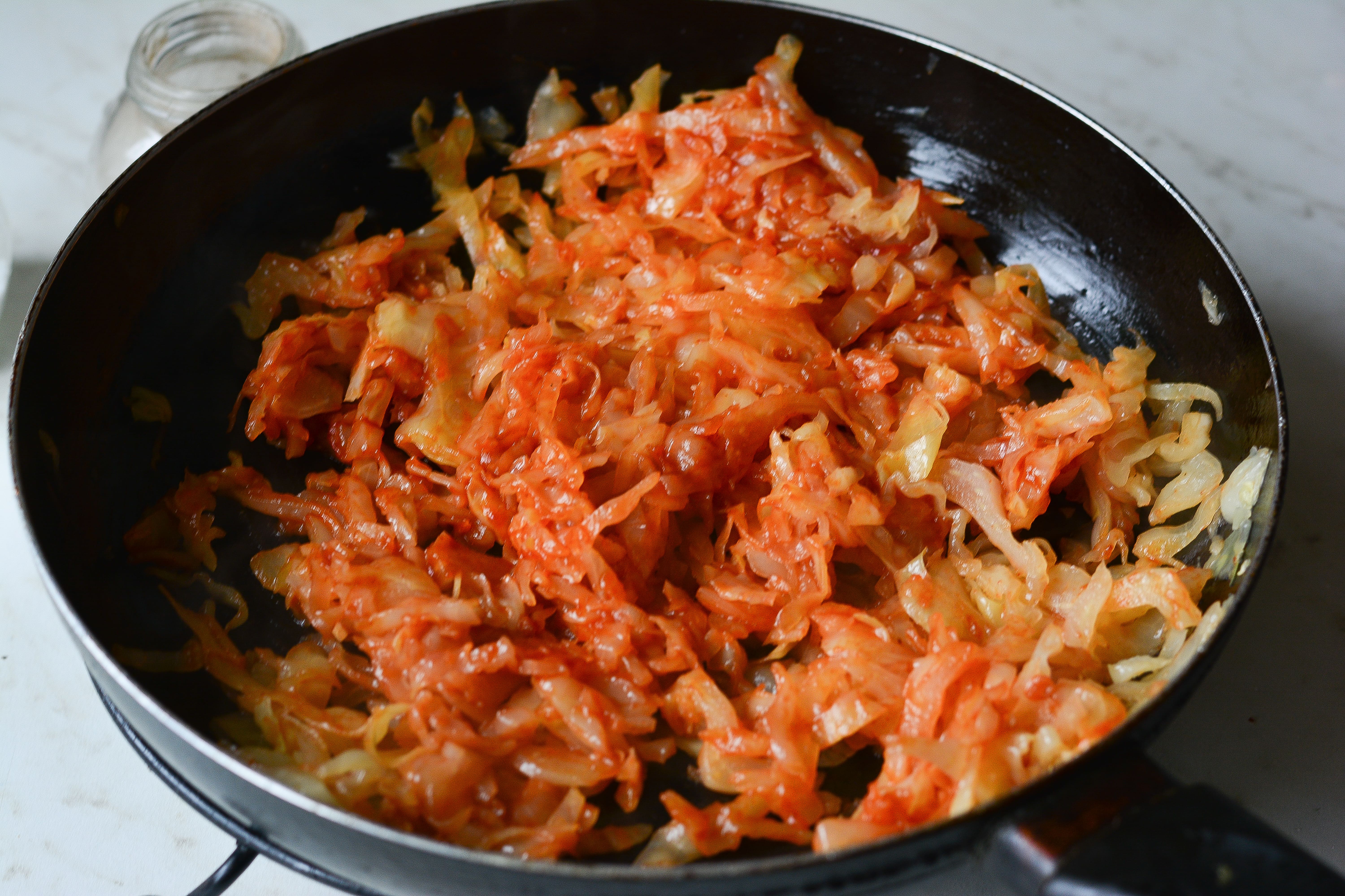 Тушеная капуста с фаршем на сковороде с томатной пастой рецепт пошаговый с фото